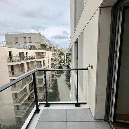 Large 3 Bedroom Perfect For Kids Apartment *
